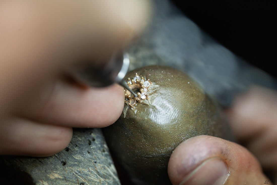 Sertissage de diamants sur un collier en or à l'atelier Lorea, Bayonne
