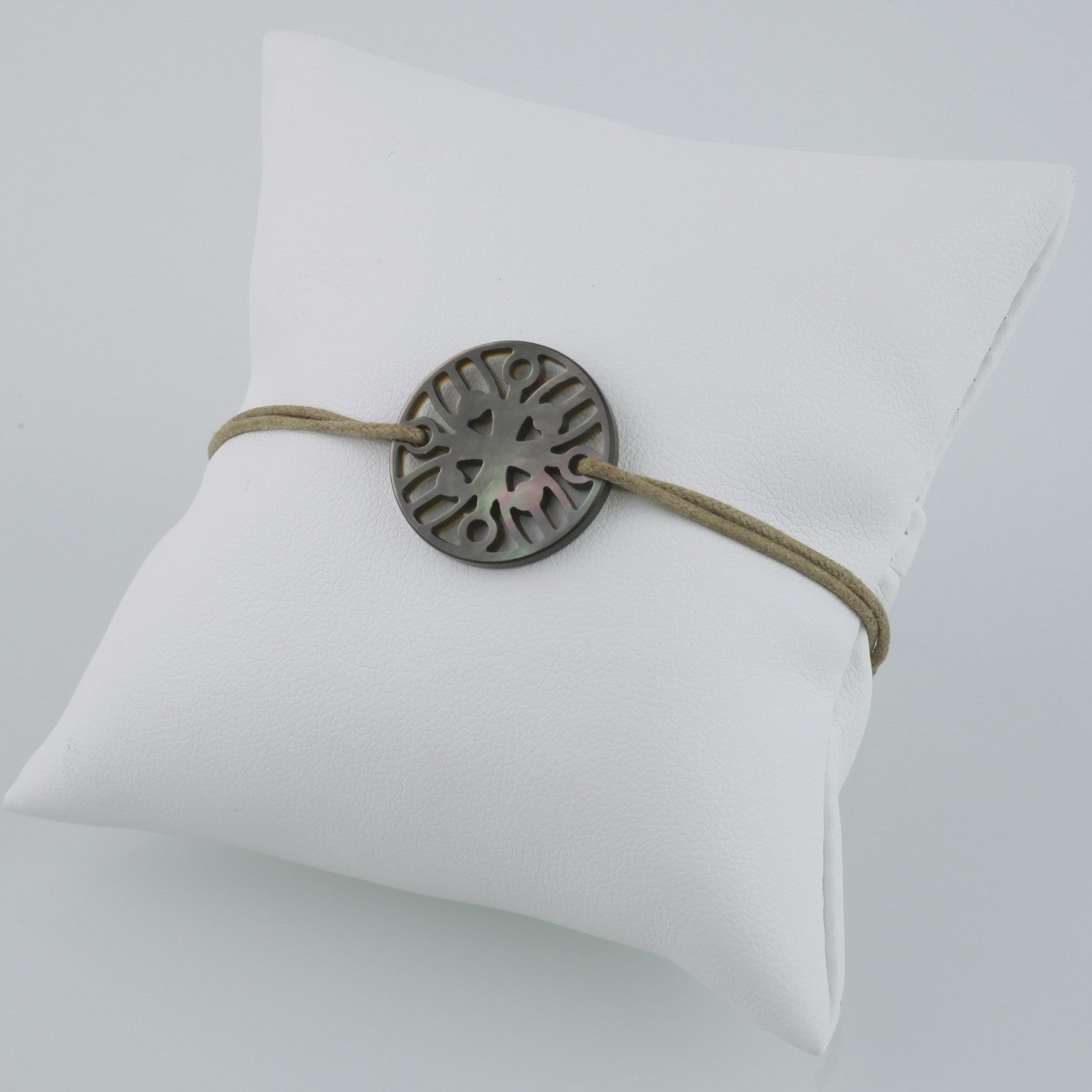 Bracelet Ilargia Stèle Nacre grise sur Cordon