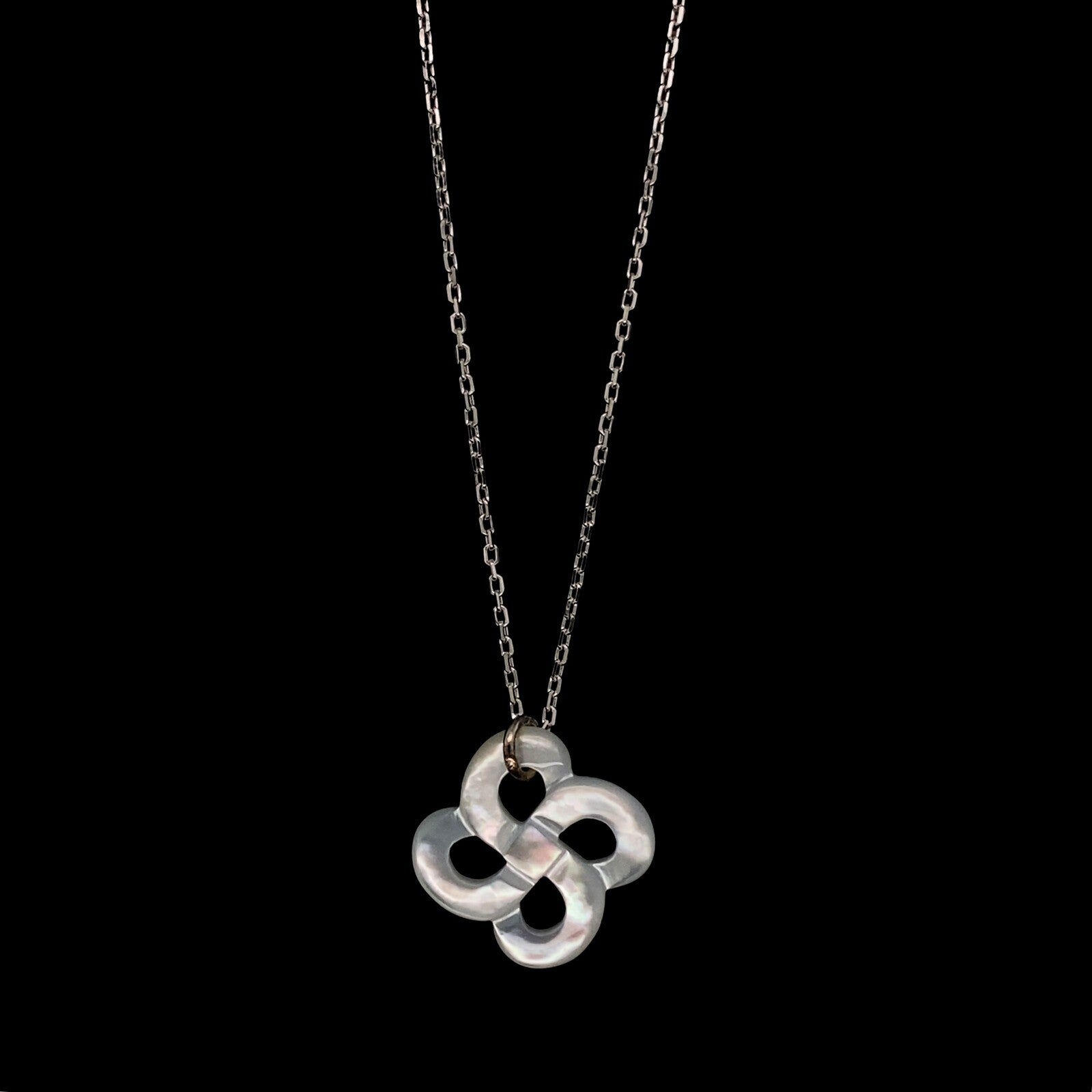 Collier Ilargia Grande Lauburu Nacre Blanche