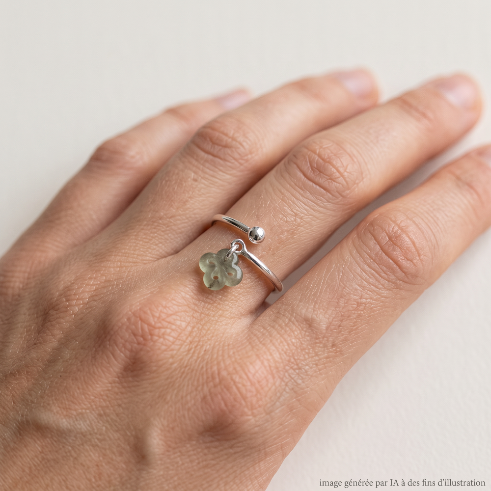 Bague Argent et Labradorite Réglable portée - photo générée par IA