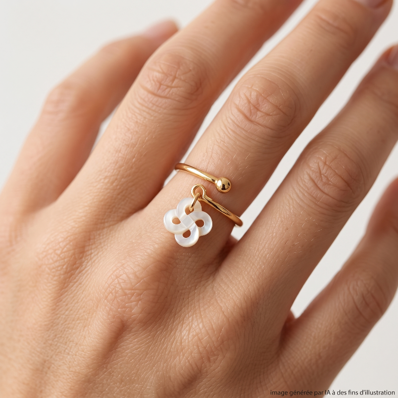 Bague Argent Plaqué or Jaune et Nacre Blanche Réglable portée - photo générée par IA