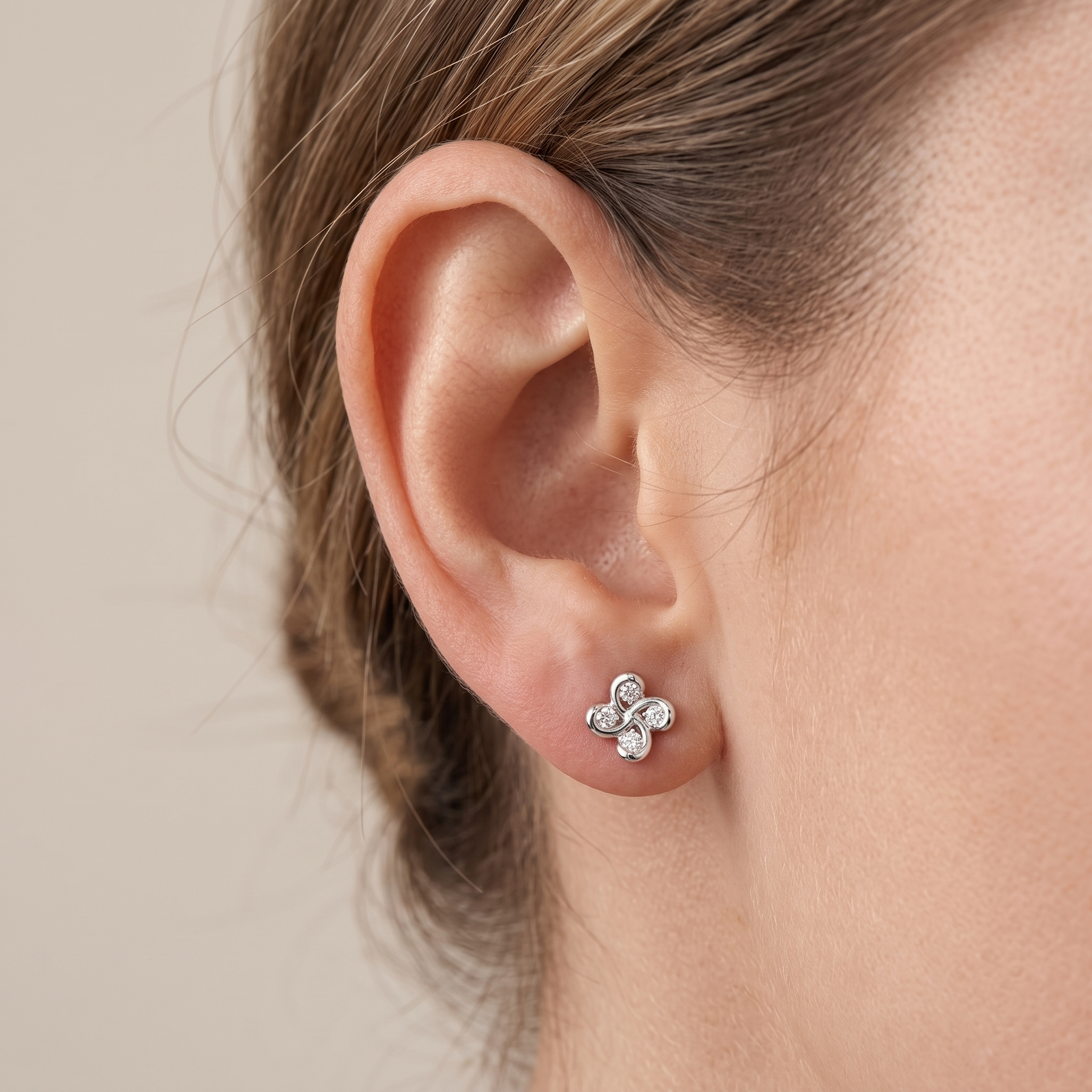 Boucles D'oreilles Alaia Diamants Or Blanc portées - photo générée par IA