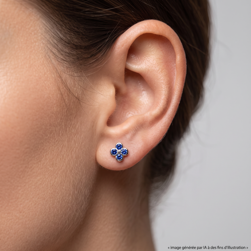 Boucles d'oreilles Alaia Txiki Saphir Or Blanc portées - photo générée par IA