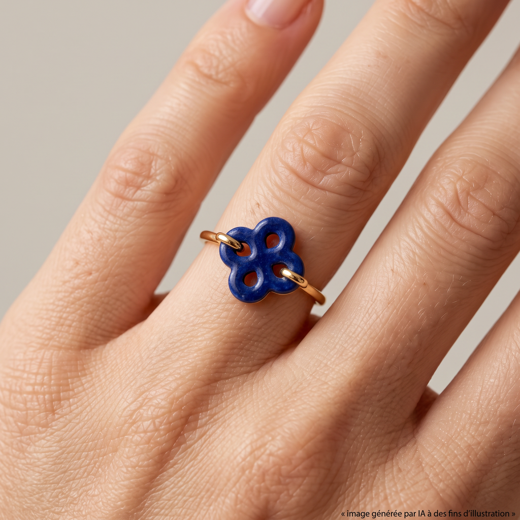 Bague Goxokia Or Jaune Lapis Lazuli portée - photo générée par IA