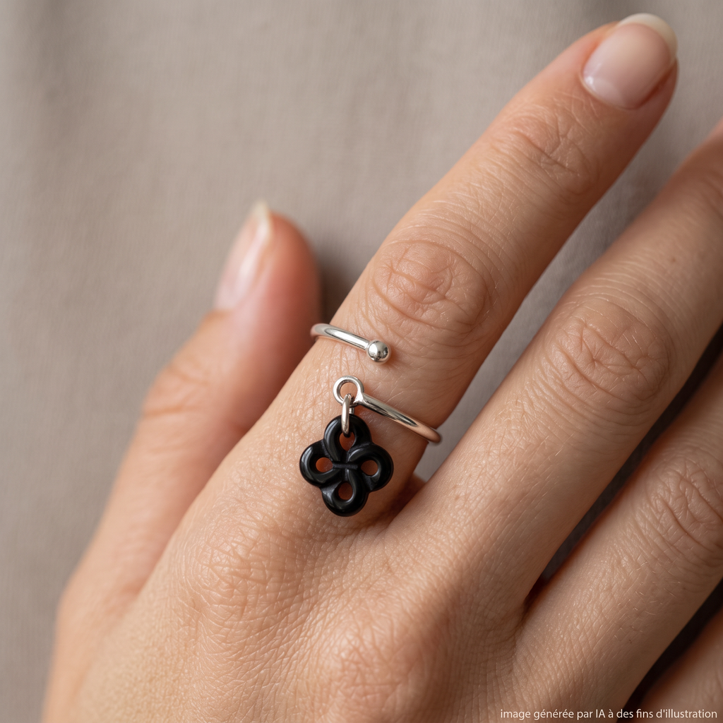 Bague Argent et Onyx Réglable portée - photo générée par IA